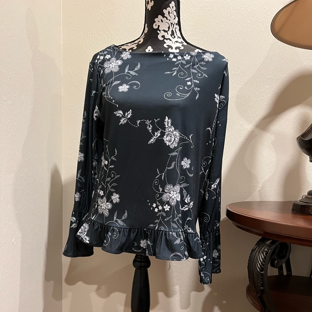 Cute Classy Cowgirl top. NWOT. Size medium.